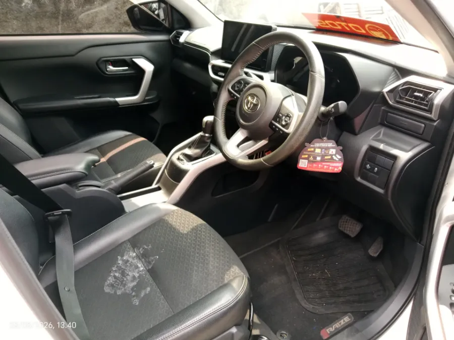 Foto Mobil Bekas Kabin Depan Toyota Raize 1.0 GR Sport TSS tahun 2021