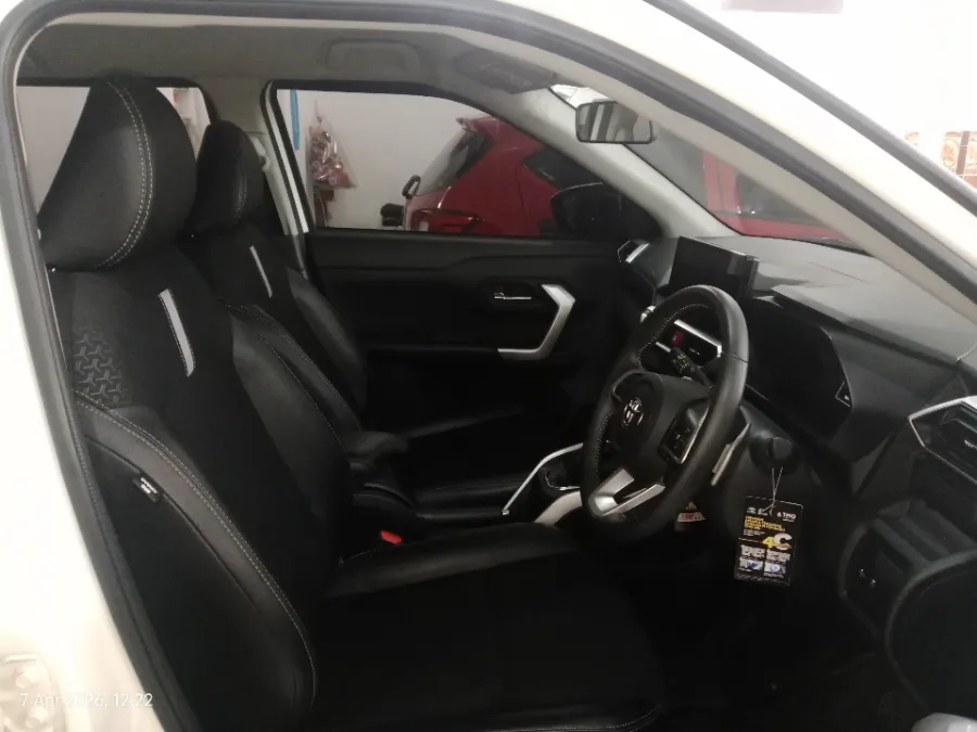 Foto Mobil Bekas Kabin Depan Toyota Raize 1.0 GR Sport TSS tahun 2021