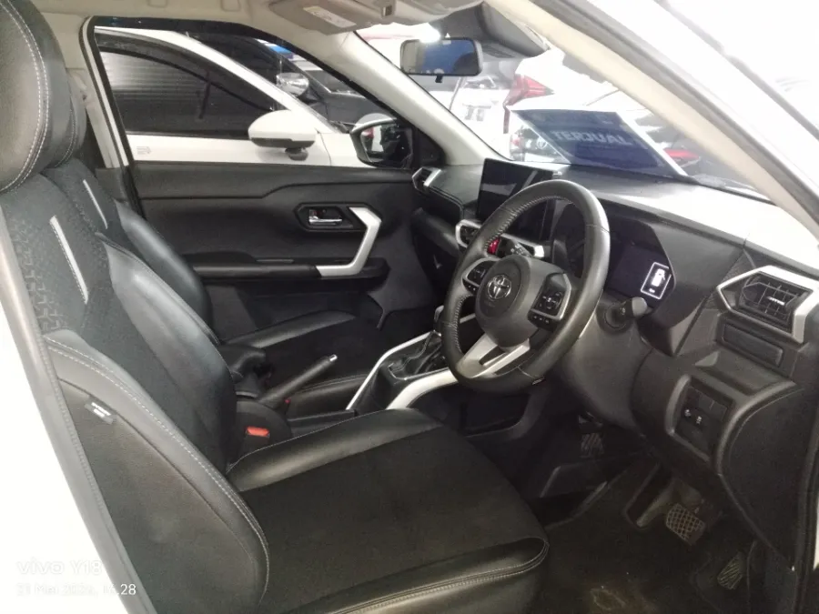 Foto Mobil Bekas Kabin Depan Toyota Raize 1.0 GR Sport TSS tahun 2021