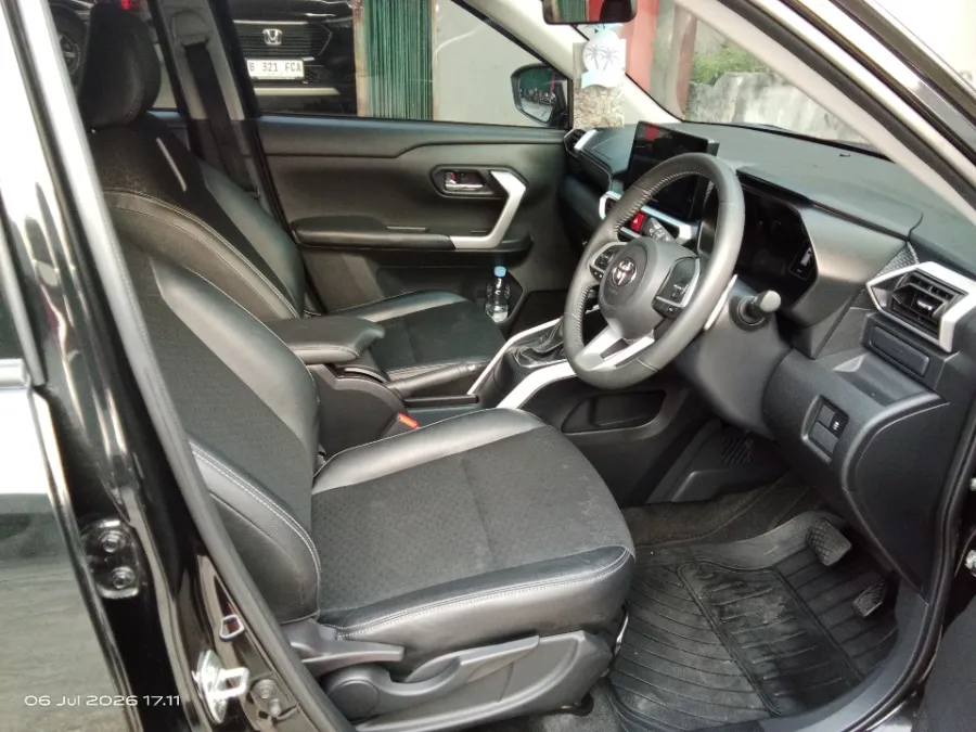 Foto Mobil Bekas Kabin Depan Toyota Raize 1.0 GR Sport TSS tahun 2021