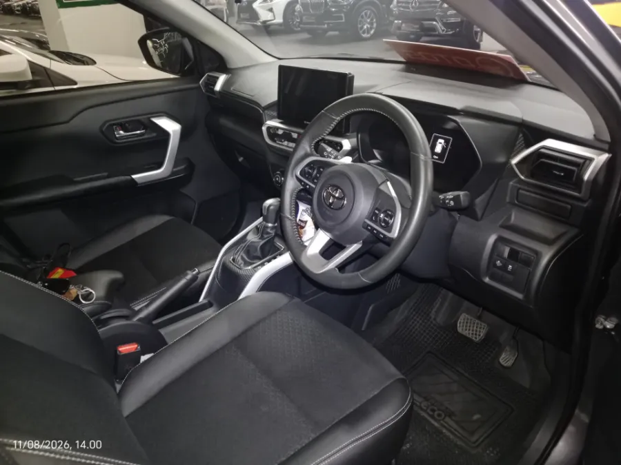 Foto Mobil Bekas Kabin Depan Toyota Raize 1.0 GR Sport TSS tahun 2021