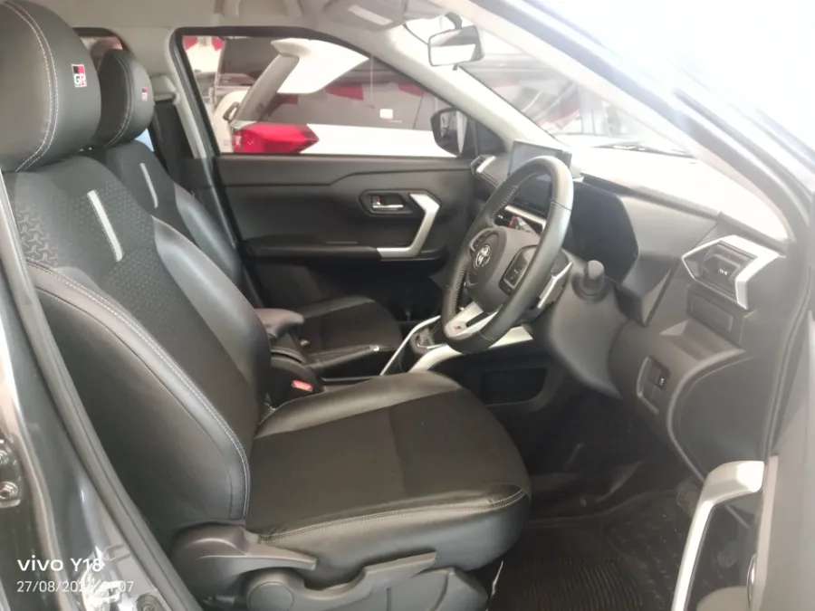 Foto Mobil Bekas Kabin Depan Toyota Raize 1.0 GR Sport TSS tahun 2021