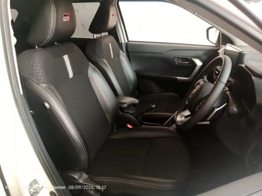 Foto Mobil Bekas Kabin Depan Toyota Raize 1.0 GR Sport TSS tahun 2021