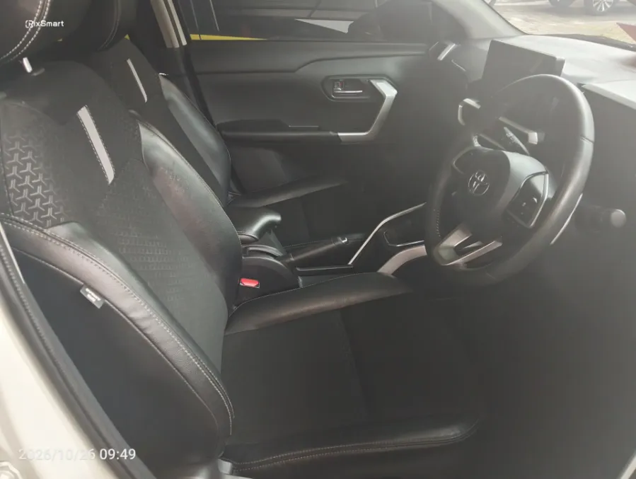 Foto Mobil Bekas Kabin Depan Toyota Raize 1.0 GR Sport TSS tahun 2021