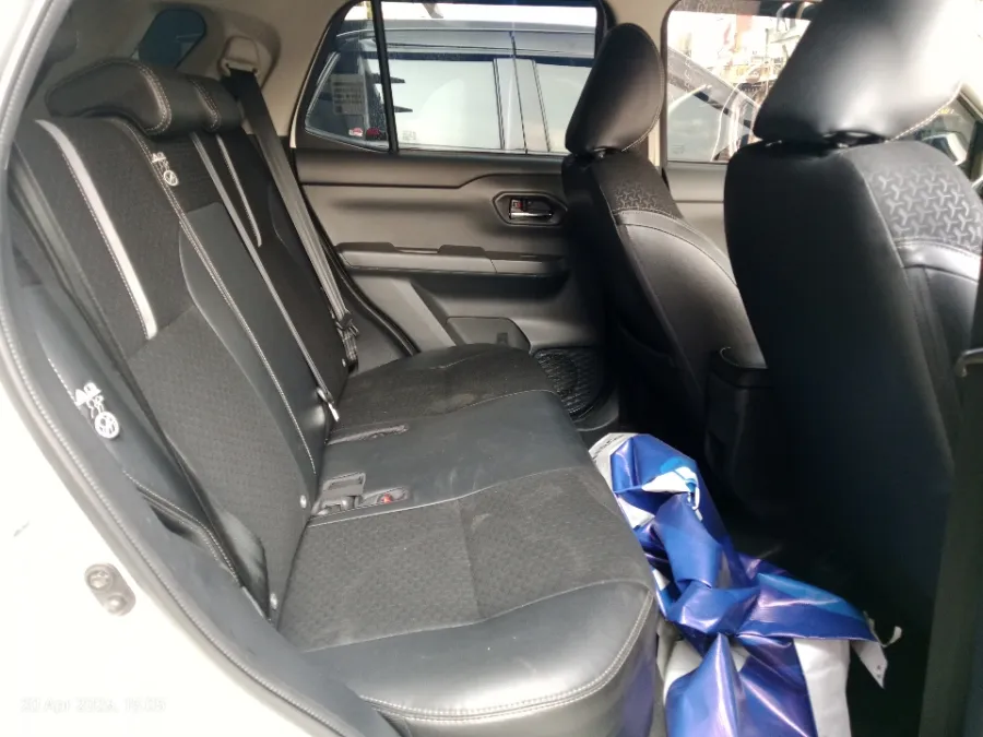 Foto Mobil Bekas Kabin Belakang Toyota Raize 1.0 GR Sport TSS tahun 2022