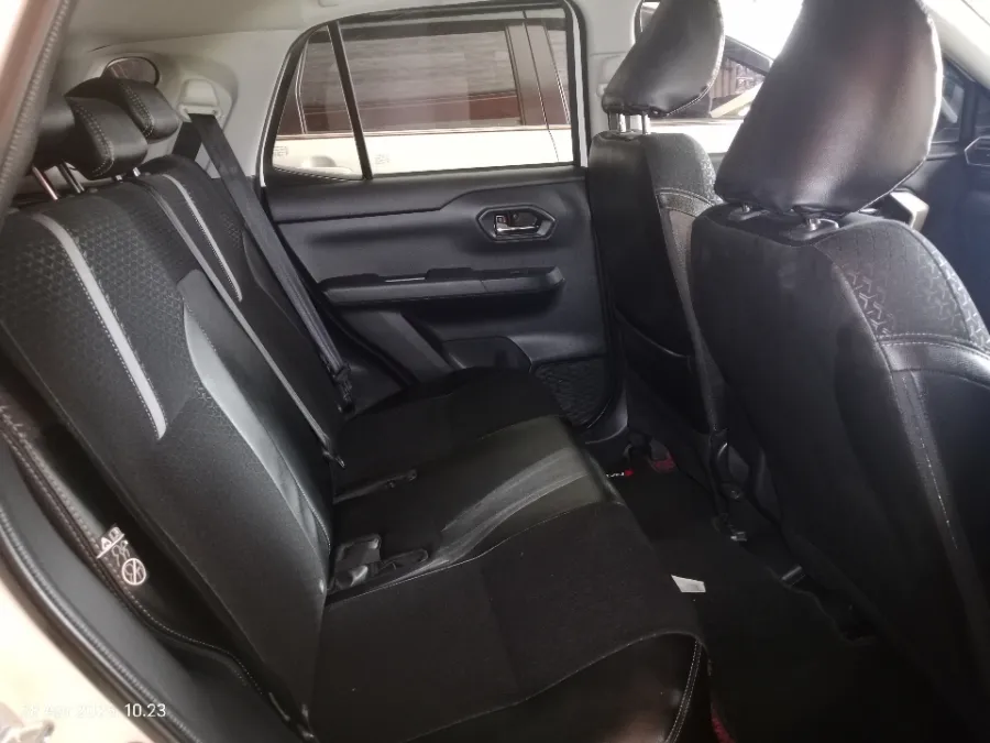 Foto Mobil Bekas Kabin Belakang Toyota Raize 1.0 GR Sport TSS tahun 2022