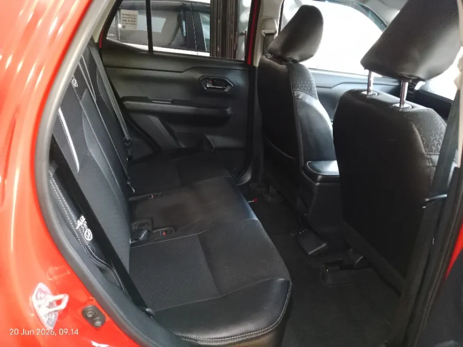 Foto Mobil Bekas Kabin Belakang Toyota Raize 1.0 GR Sport TSS tahun 2022