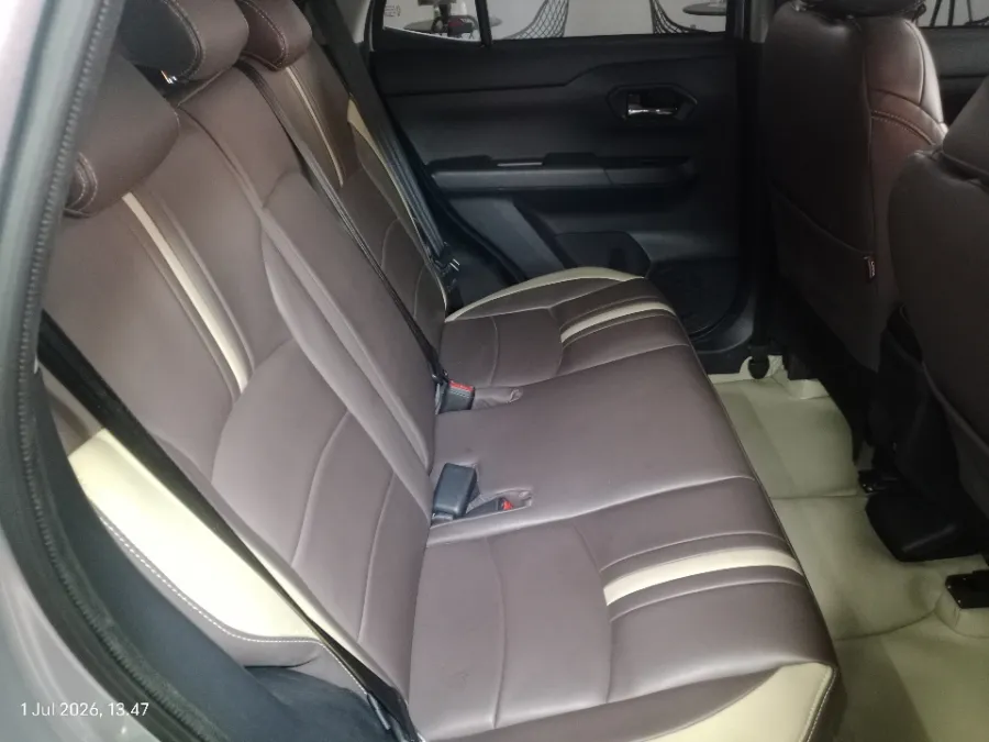 Foto Mobil Bekas Kabin Belakang Toyota Raize 1.0 GR Sport TSS tahun 2022