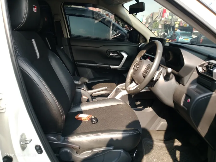 Foto Mobil Bekas Kabin Depan Toyota Raize 1.0 GR Sport TSS tahun 2022