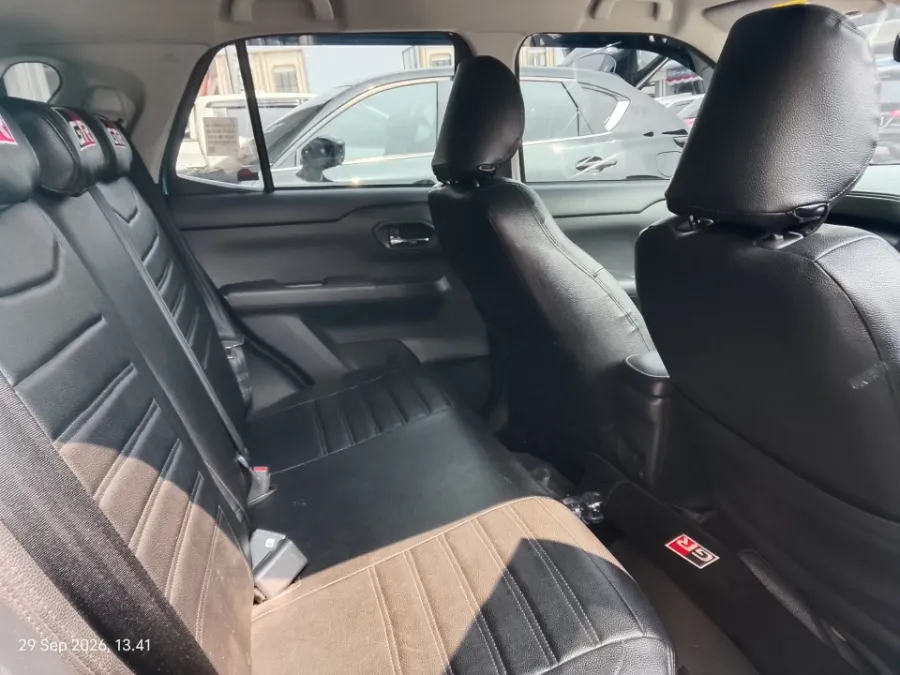 Foto Mobil Bekas Kabin Belakang Toyota Raize 1.0 GR Sport TSS tahun 2024
