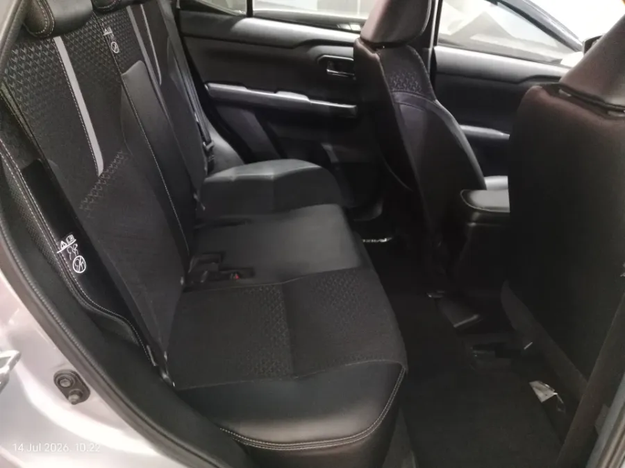 Foto Mobil Bekas Kabin Belakang Toyota Raize 1.0 GR Sport TSS tahun 2026
