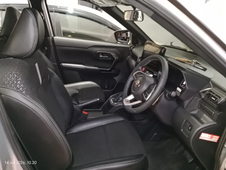 Foto Mobil Bekas Kabin Depan Toyota Raize 1.0 GR Sport TSS tahun 2026