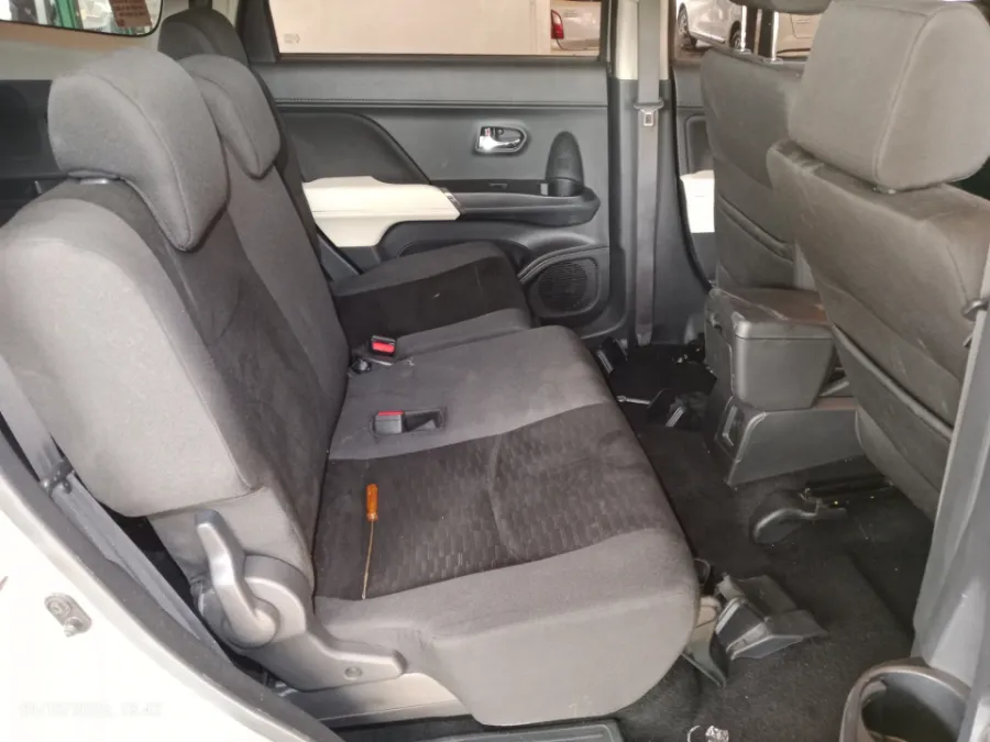 Foto Mobil Bekas Kabin Belakang Toyota Rush 1.5 G tahun 2021