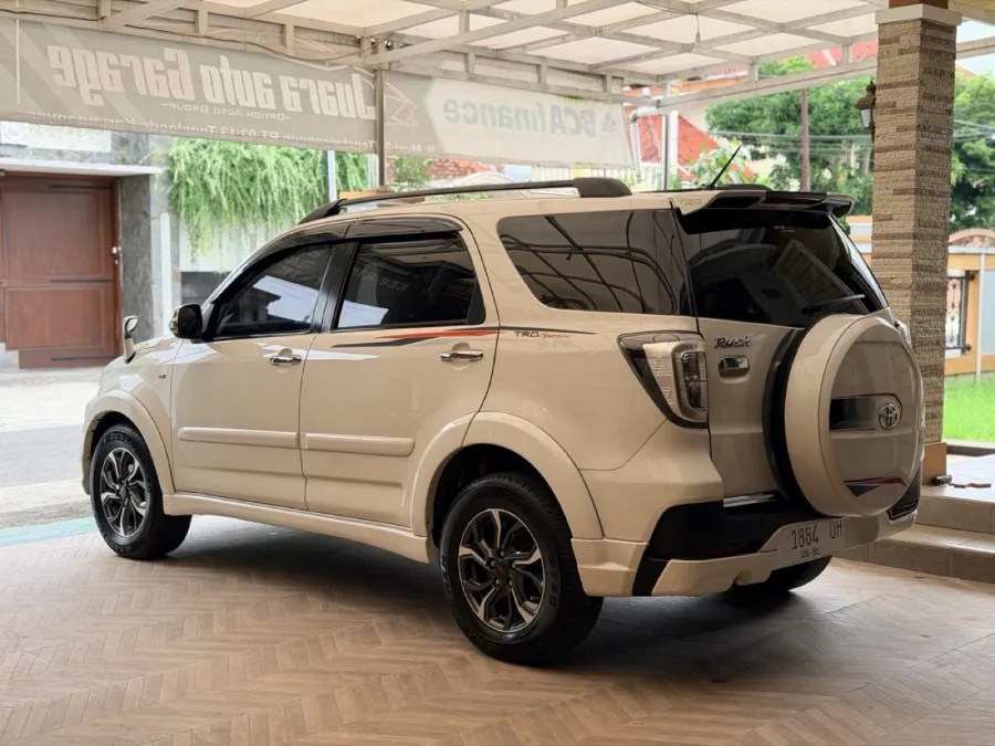 Foto Mobil Bekas Kiri Belakang Toyota Rush 1.5 S tahun 2016