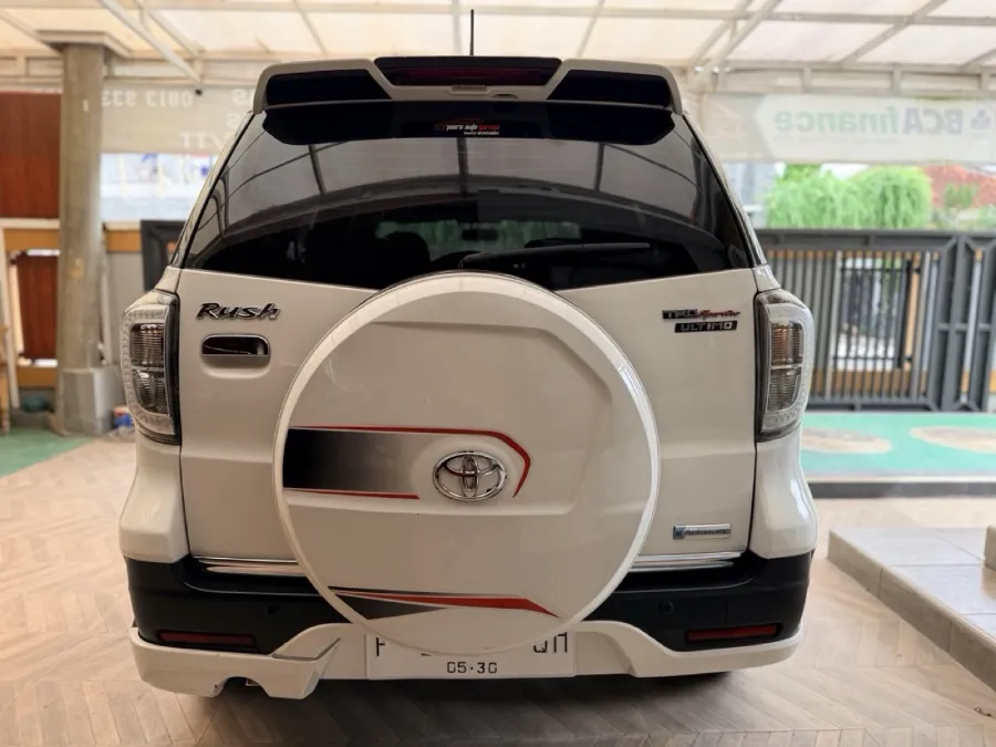 Foto Mobil Bekas Tampak Belakang Toyota Rush 1.5 S tahun 2016