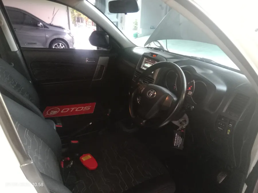 Foto Mobil Bekas Kabin Depan Toyota Rush 1.5 S tahun 2017
