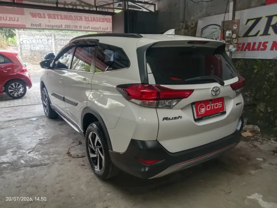 Foto Mobil Bekas Kiri Belakang Toyota Rush 1.5 S tahun 2018