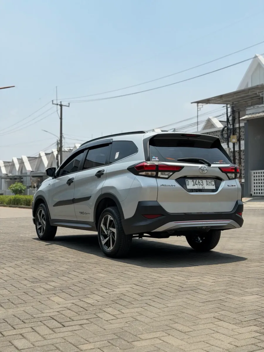 Foto Mobil Bekas Kiri Belakang Toyota Rush 1.5 S tahun 2018