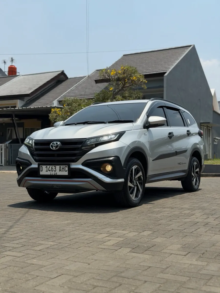 Foto Mobil Bekas Tampak Samping Toyota Rush 1.5 S tahun 2018
