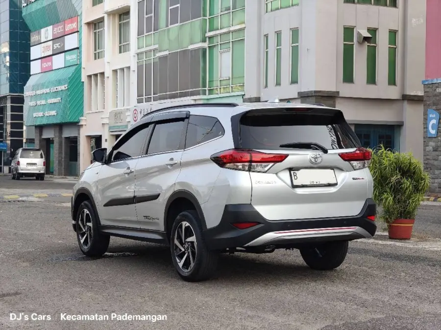Foto Mobil Bekas Kiri Belakang Toyota Rush 1.5 S tahun 2019