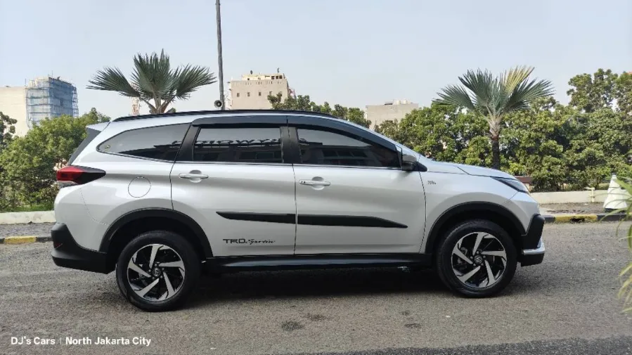 Foto Mobil Bekas Tampak Samping Toyota Rush 1.5 S tahun 2019