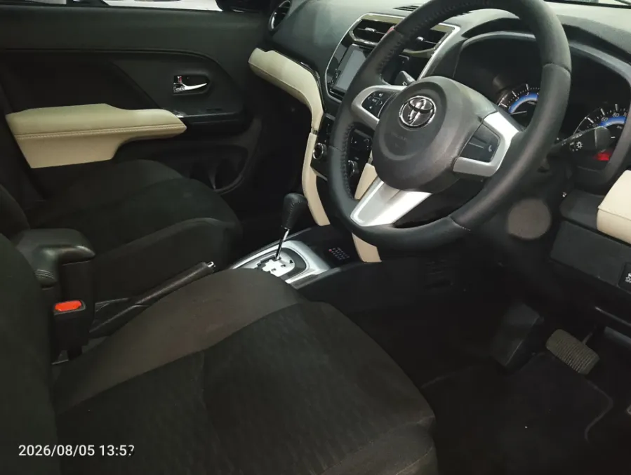 Foto Mobil Bekas Kabin Depan Toyota Rush 1.5 S tahun 2020