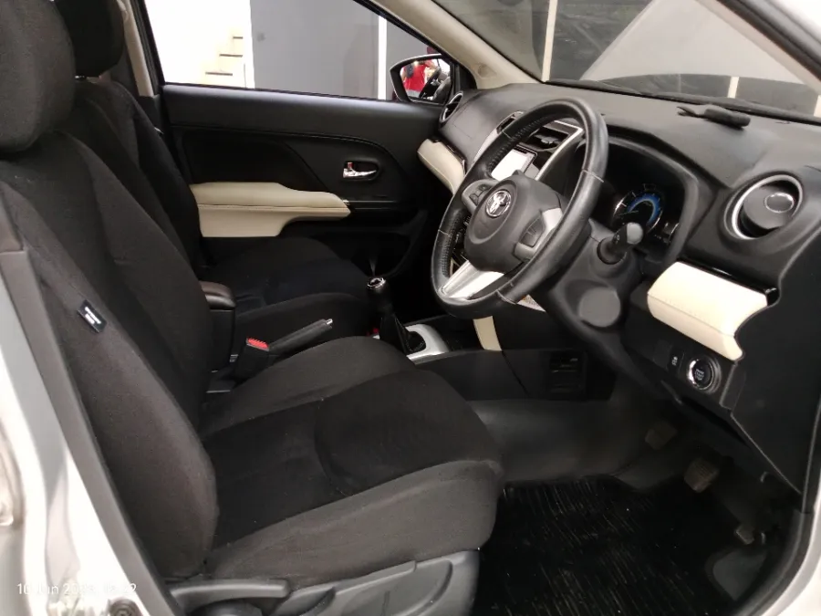 Foto Mobil Bekas Kabin Depan Toyota Rush 1.5 S tahun 2021