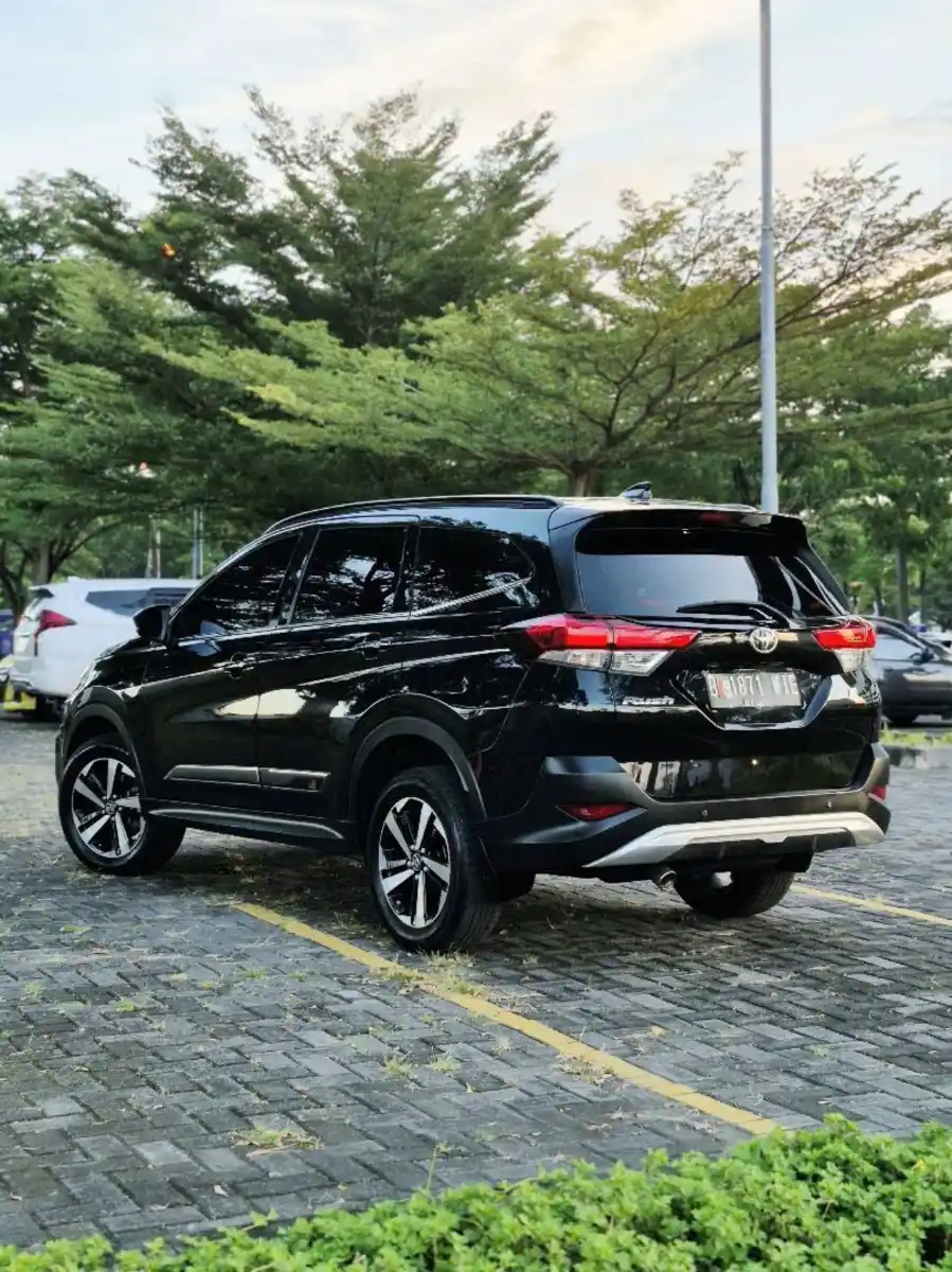 Foto Mobil Bekas Kiri Belakang Toyota Rush 1.5 S tahun 2021
