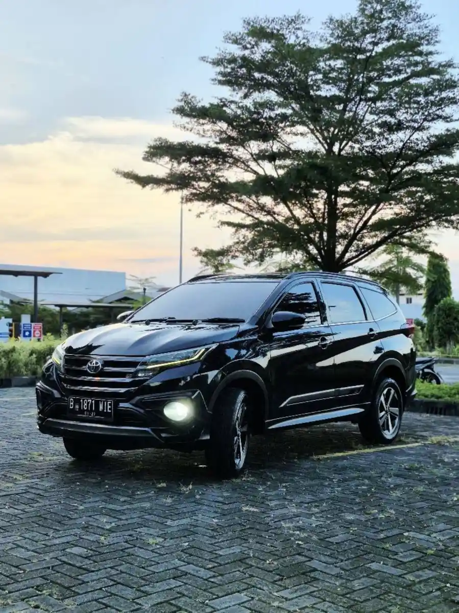 Foto Mobil Bekas Tampak Samping Toyota Rush 1.5 S tahun 2021