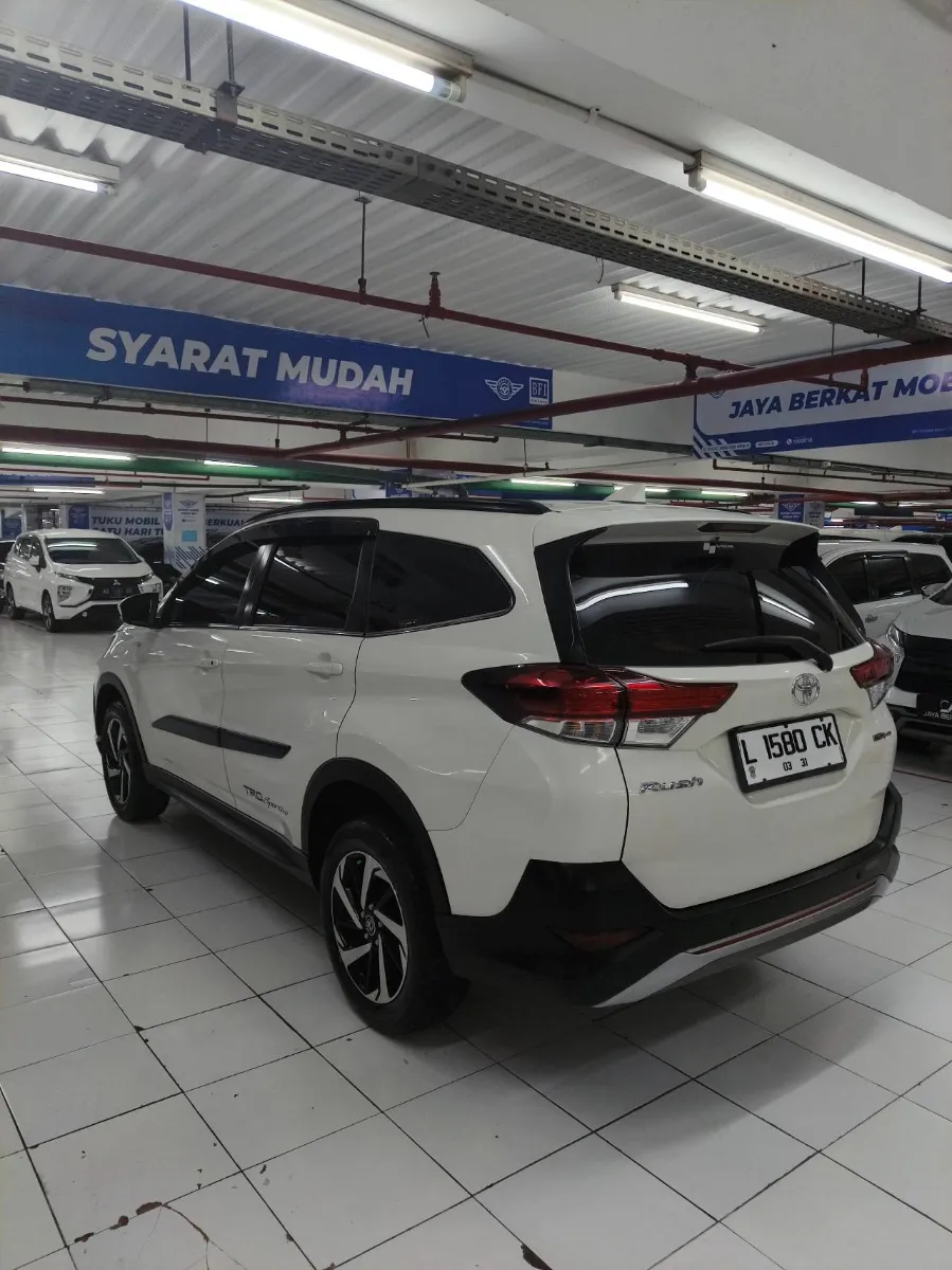 Foto Mobil Bekas Tampak Samping Toyota Rush 1.5 S tahun 2021