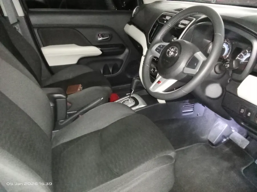 Foto Mobil Bekas Kabin Depan Toyota Rush 1.5 S tahun 2022