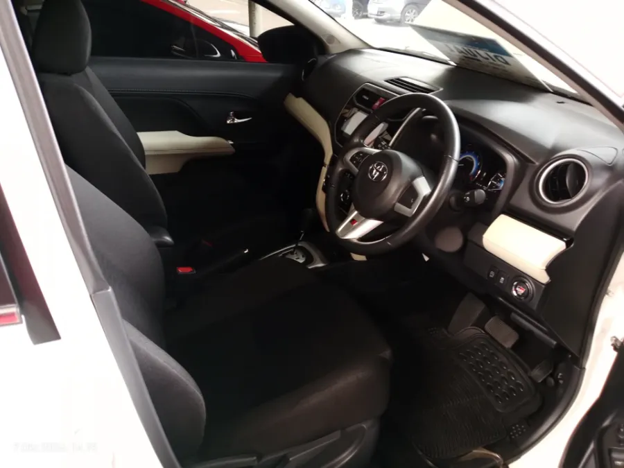 Foto Mobil Bekas Kabin Depan Toyota Rush 1.5 S tahun 2022