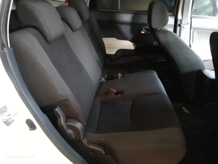 Foto Mobil Bekas Kabin Belakang Toyota Rush 1.5 S tahun 2023