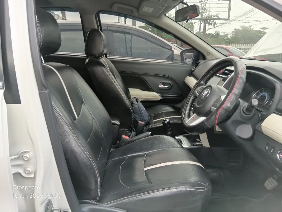 Foto Mobil Bekas Kabin Depan Toyota Rush 1.5 S tahun 2023