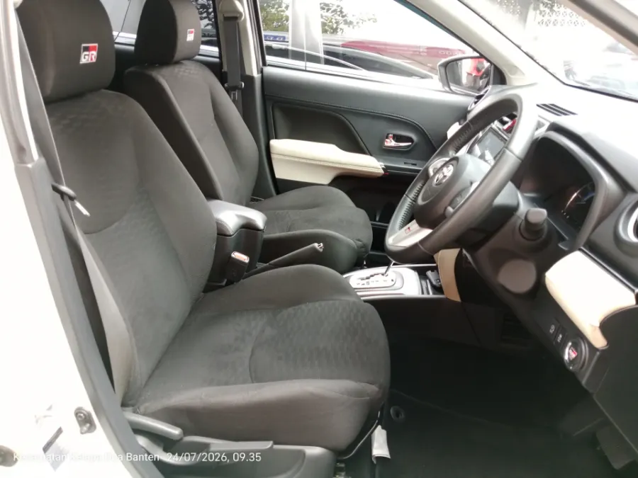 Foto Mobil Bekas Kabin Depan Toyota Rush 1.5 S tahun 2023