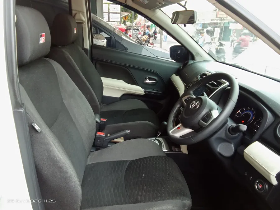 Foto Mobil Bekas Kabin Depan Toyota Rush 1.5 S tahun 2023