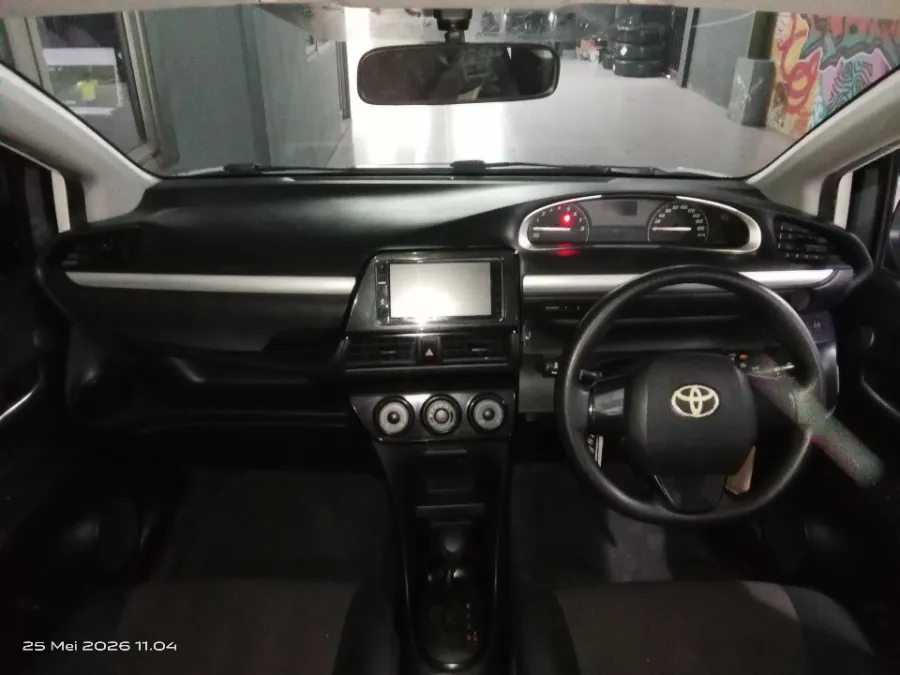 Foto Mobil Bekas Dashboard Toyota Sienta 1.5 G tahun 2017