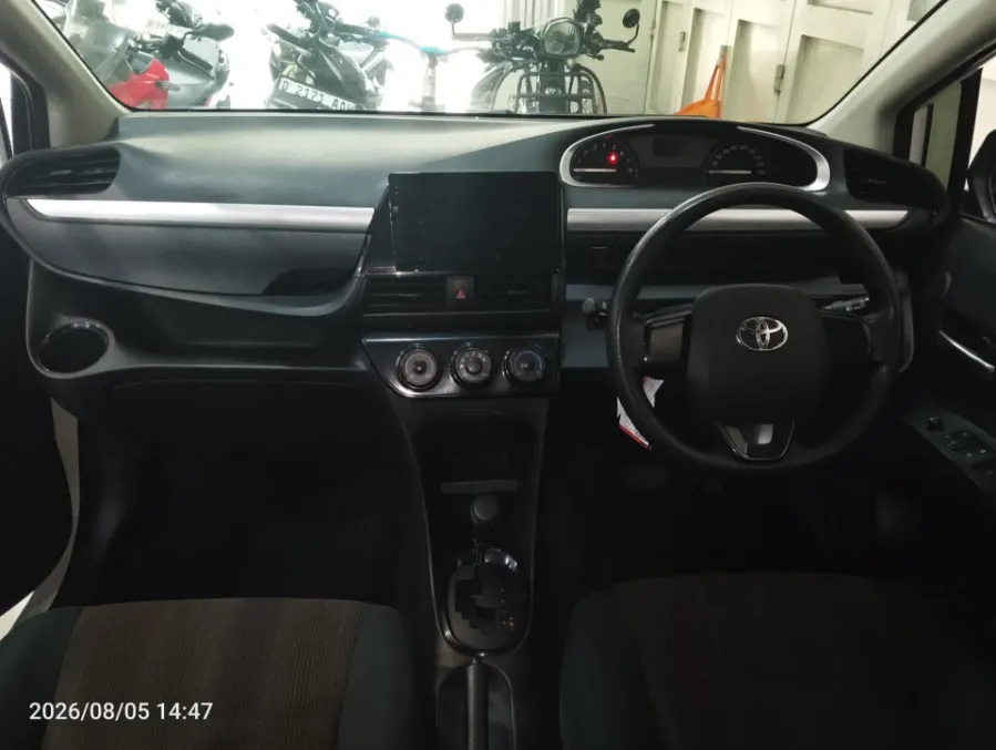 Foto Mobil Bekas Dashboard Toyota Sienta 1.5 G tahun 2017