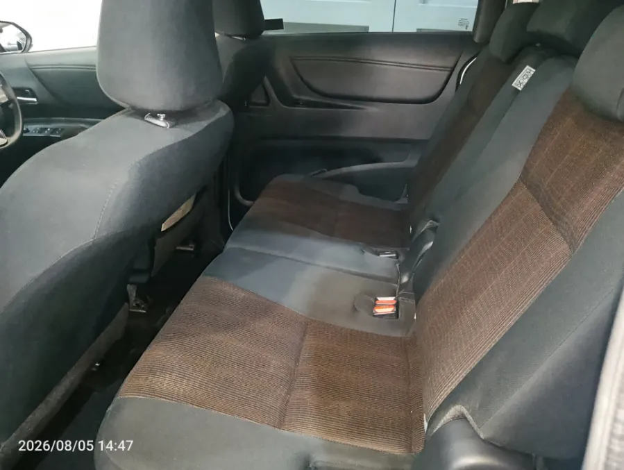 Foto Mobil Bekas Kabin Belakang Toyota Sienta 1.5 G tahun 2017