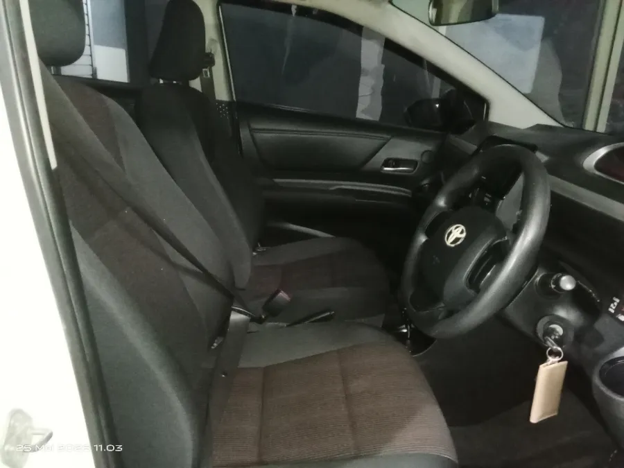 Foto Mobil Bekas Kabin Depan Toyota Sienta 1.5 G tahun 2017