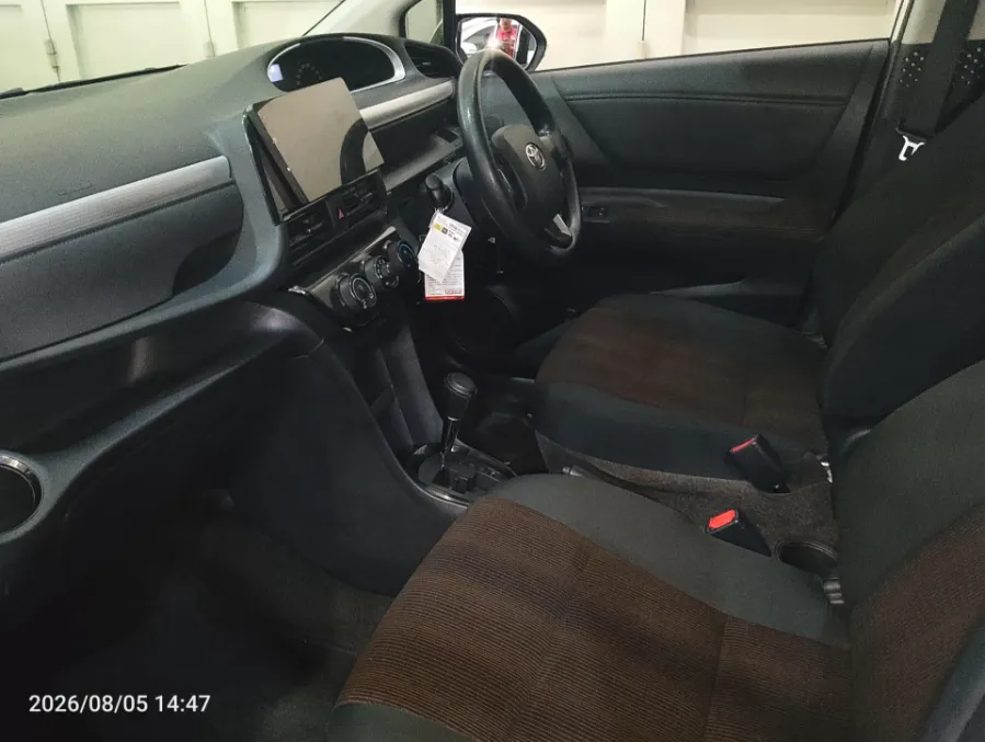 Foto Mobil Bekas Kabin Depan Toyota Sienta 1.5 G tahun 2017