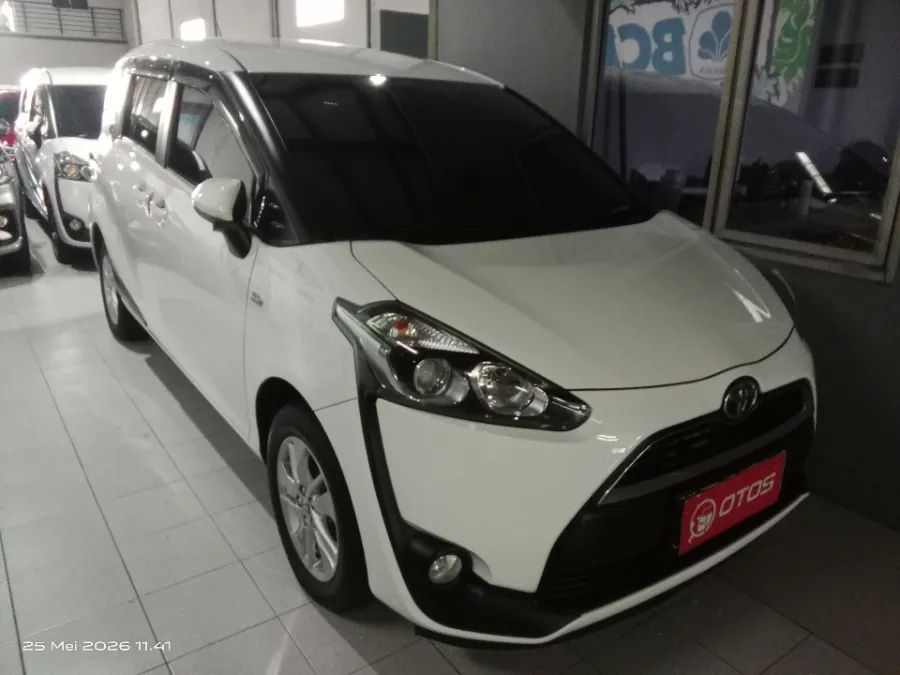 Foto Mobil Bekas Kanan Depan Toyota Sienta 1.5 G tahun 2017