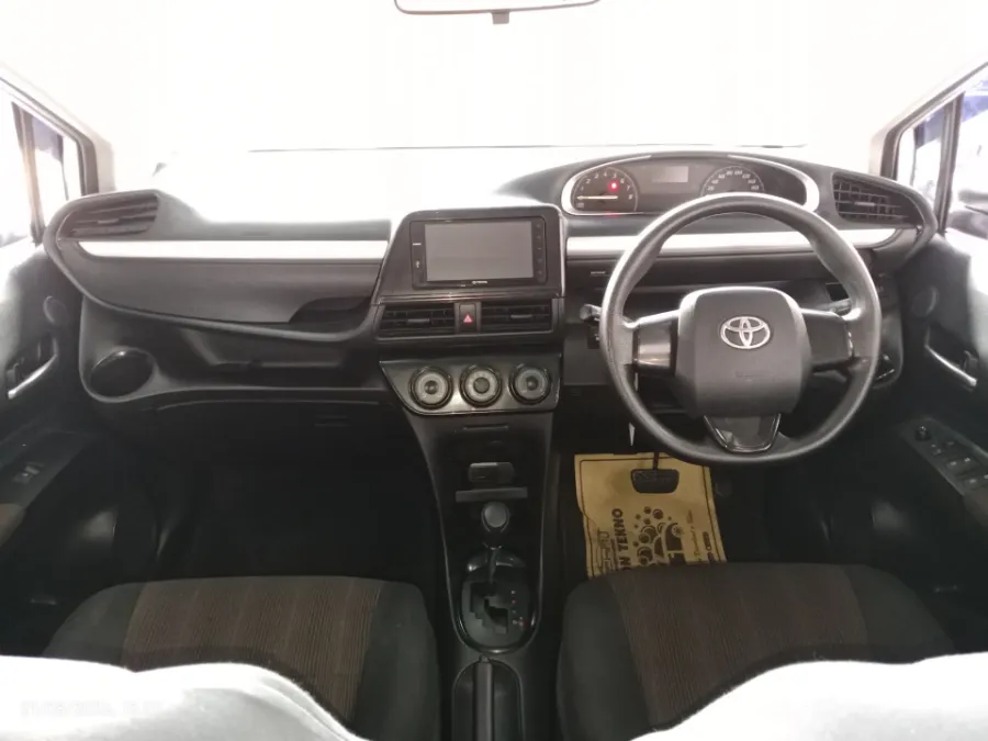 Foto Mobil Bekas Dashboard Toyota Sienta 1.5 G tahun 2018
