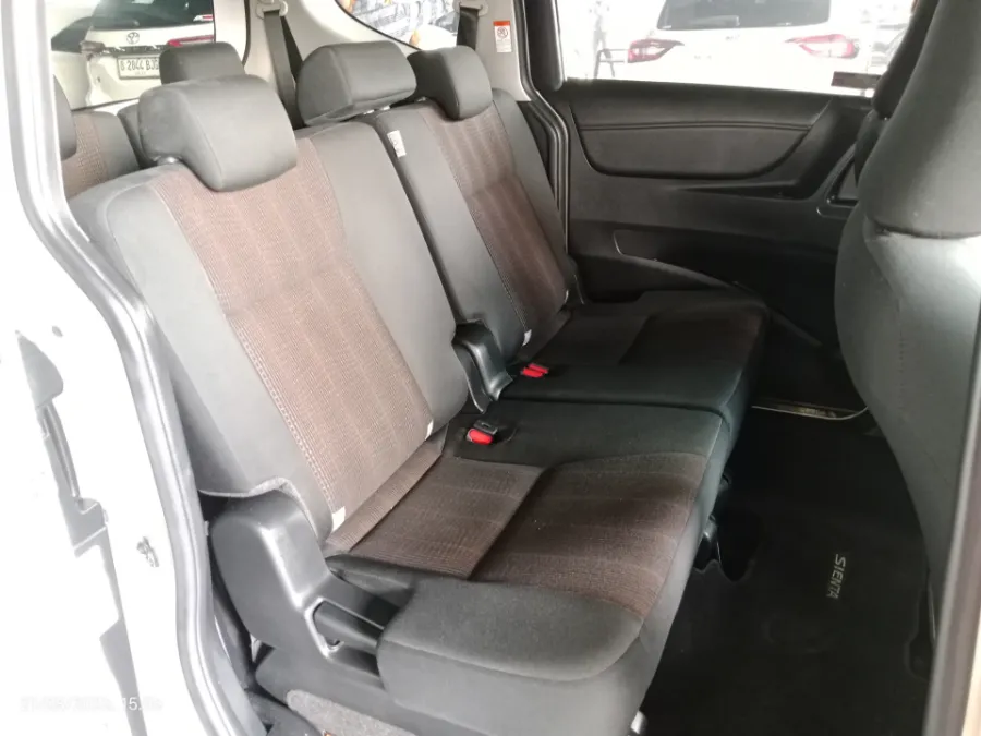 Foto Mobil Bekas Kabin Belakang Toyota Sienta 1.5 G tahun 2018