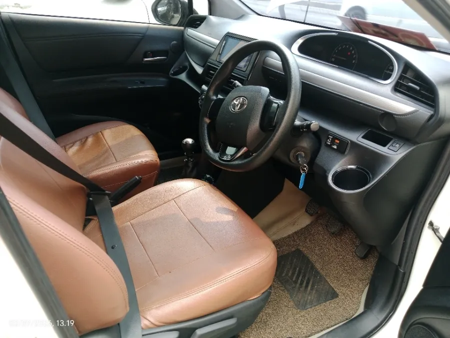 Foto Mobil Bekas Kabin Depan Toyota Sienta 1.5 G tahun 2018