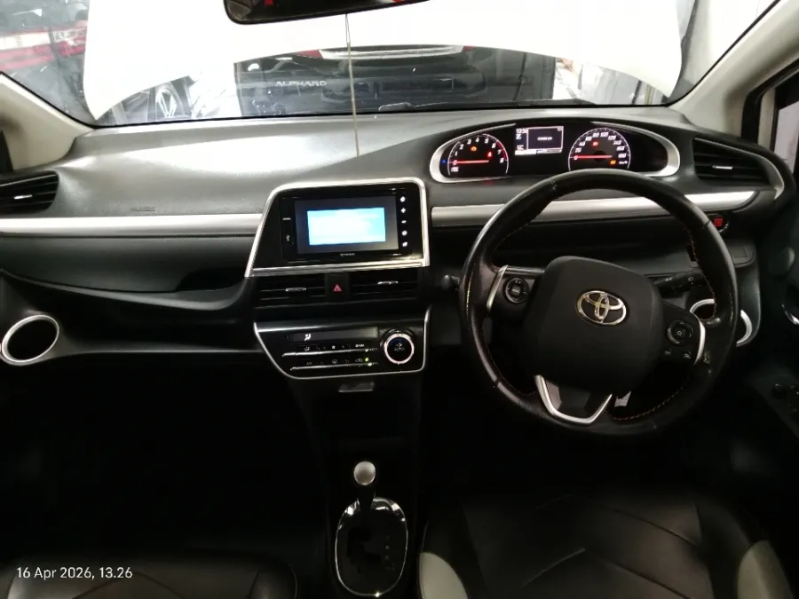 Foto Mobil Bekas Dashboard Toyota Sienta 1.5 Q tahun 2016