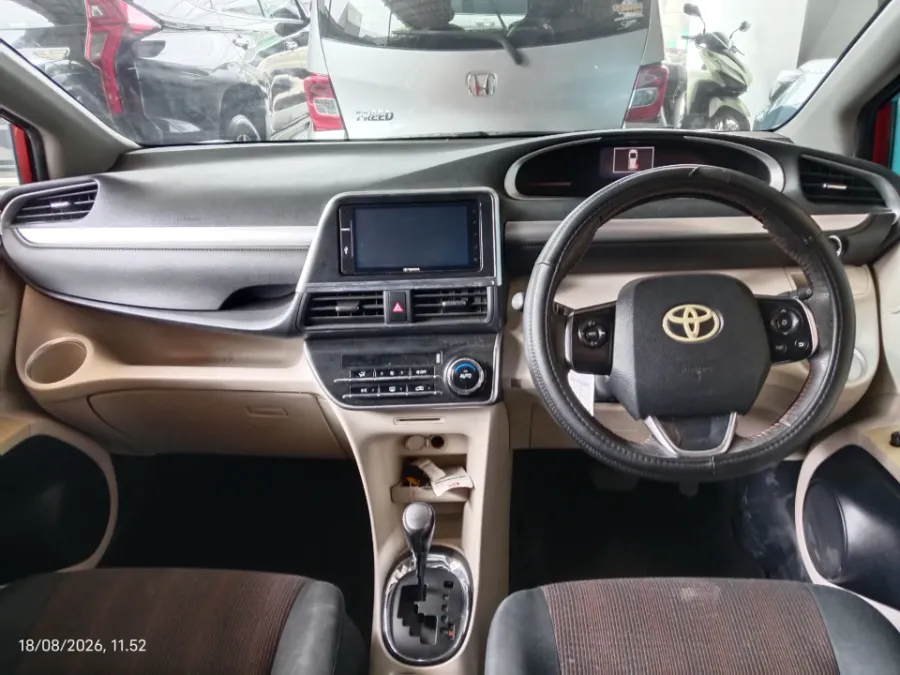 Foto Mobil Bekas Dashboard Toyota Sienta 1.5 Q tahun 2016