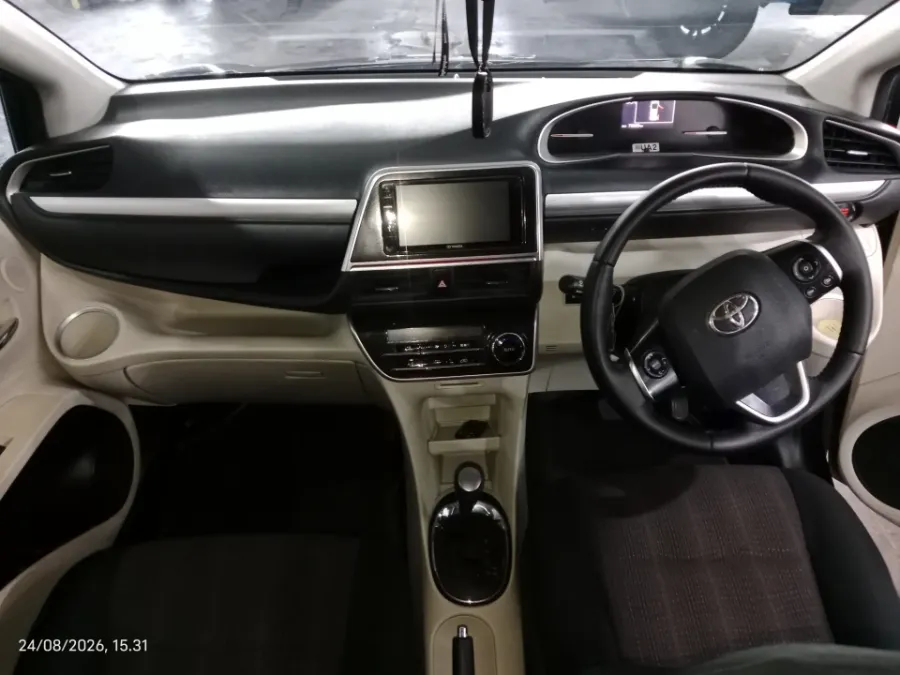 Foto Mobil Bekas Dashboard Toyota Sienta 1.5 Q tahun 2016