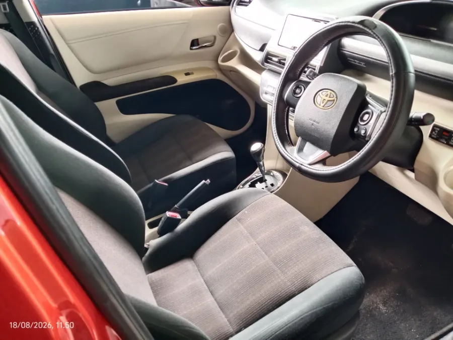 Foto Mobil Bekas Kabin Depan Toyota Sienta 1.5 Q tahun 2016
