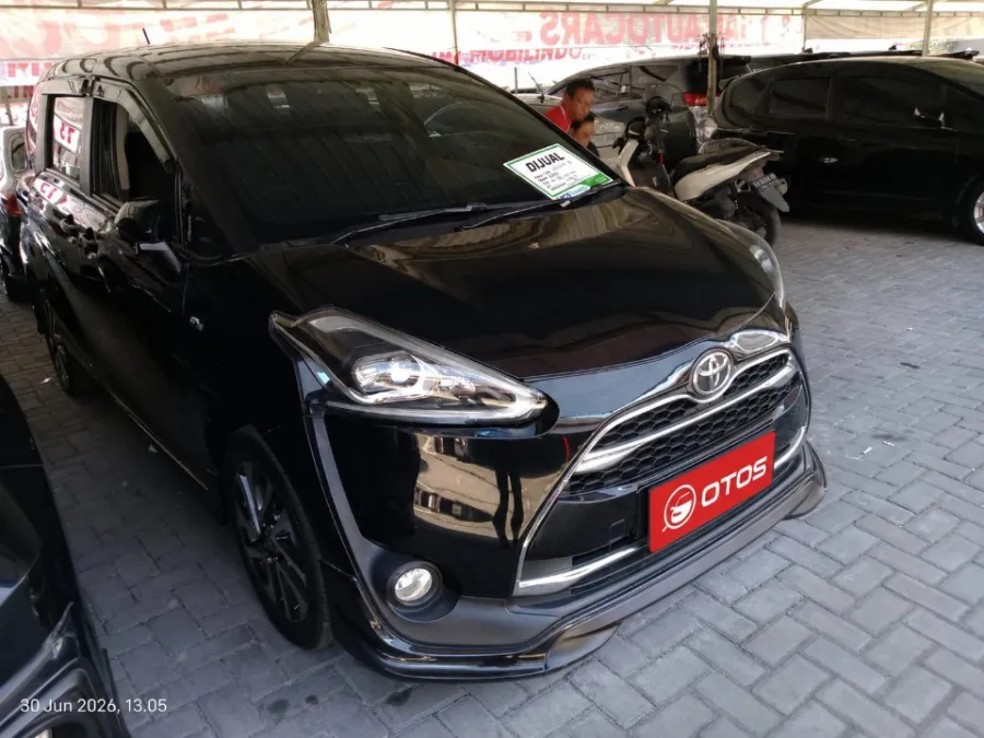 Foto Mobil Bekas Kanan Depan Toyota Sienta 1.5 Q tahun 2016